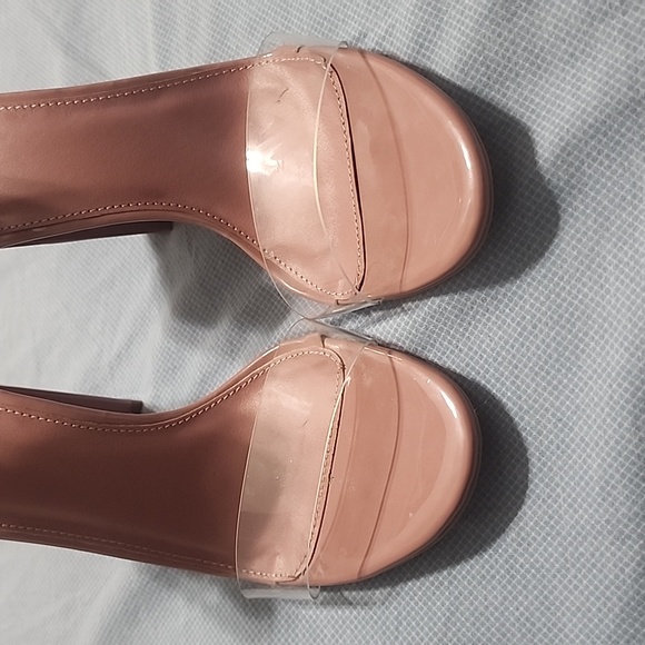 Heels 👠 - Picture 2 of 3